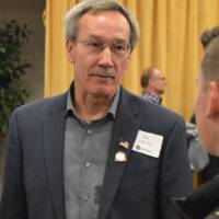 An alumnus talking to a student at the Academic Major Fair.